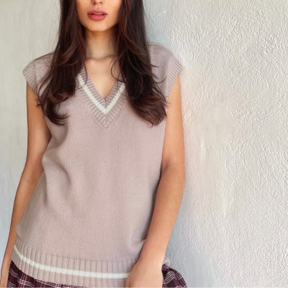 Aritzia Sunday Best Munro Sweater Vest Mauve Cream V Neck Preppy S